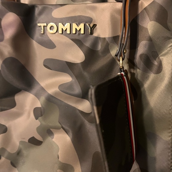 Tommy Hilfiger large Tote - Picture 3 of 8